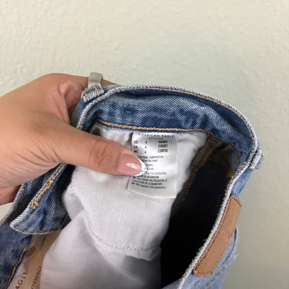 American Eagle High Waisted Mom Jeans Size 4 Short Light Wash Distressed Raw Hem